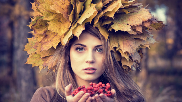 Woman wreath berries surprised autumn free wallpaper for desktop - medium preview image