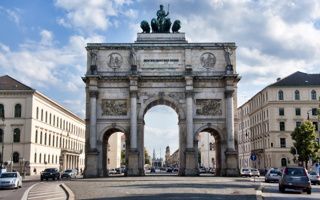 Large arch statues city street free wallpaper for desktop - medium preview image