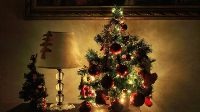 Christmas tree ornaments lamp room free wallpaper for desktop - medium preview image