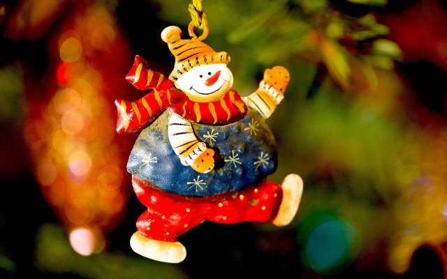 Christmas ornament snowman hanging naive free wallpaper for desktop - medium preview image