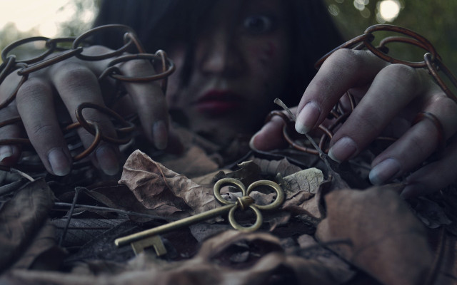 Woman keys chain hands ground free wallpaper for desktop - medium preview image