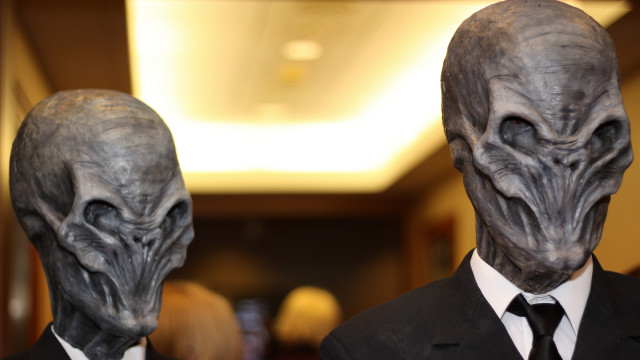 Alien suits old men facial free wallpaper for desktop - medium preview image