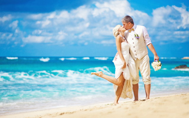 Beach couple kissing ocean blue free wallpaper for desktop - medium preview image