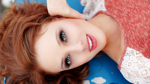 Aramenta redhaired blueeyes laying blurry free wallpaper for desktop - medium preview image
