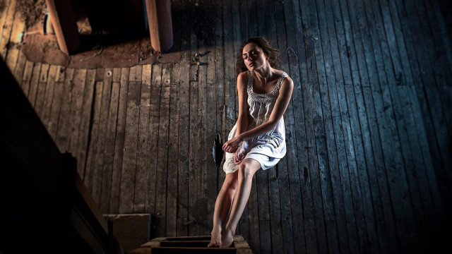 Woman white dress platform bat free wallpaper for desktop - medium preview image