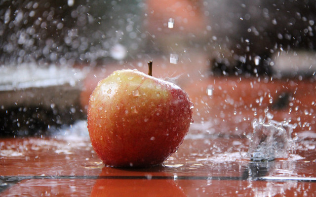 Apple splashing water table person free wallpaper for desktop - medium preview image