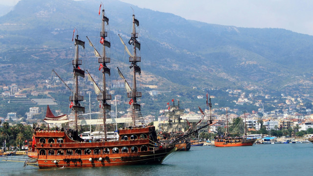 Large boat city mountains town free wallpaper for desktop - medium preview image