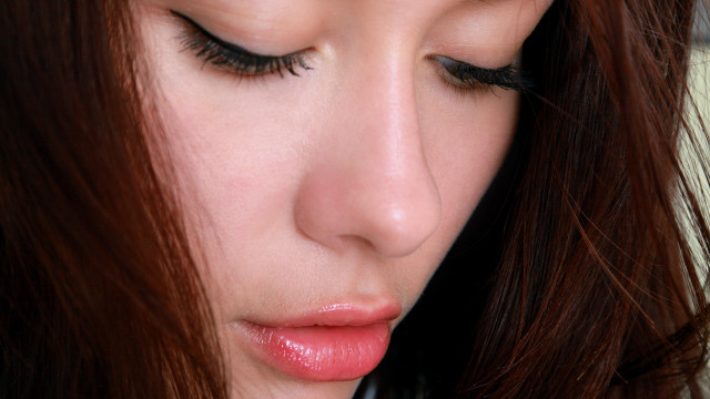 Woman longlashes pinklipstick phone closeup free wallpaper for desktop - medium preview image