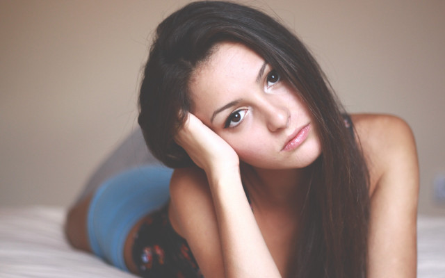 Elina karimova bed portrait black free wallpaper for desktop - medium preview image