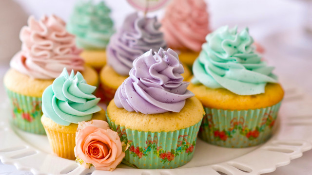 Cupcakes frosting flowers tablecloth pastel free wallpaper for desktop - medium preview image