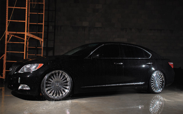 Black car garage ladder light free wallpaper for desktop - medium preview image