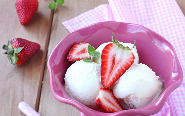 Ice cream strawberries table spoon free wallpaper for desktop - medium preview image