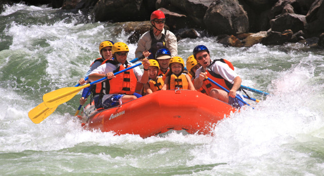 Raft adventure group river rocks free wallpaper for desktop - medium preview image