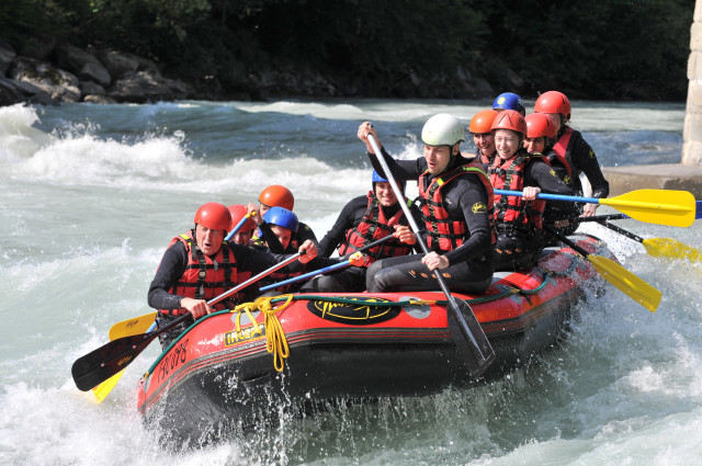 Raft white water rapids group free wallpaper for desktop - medium preview image