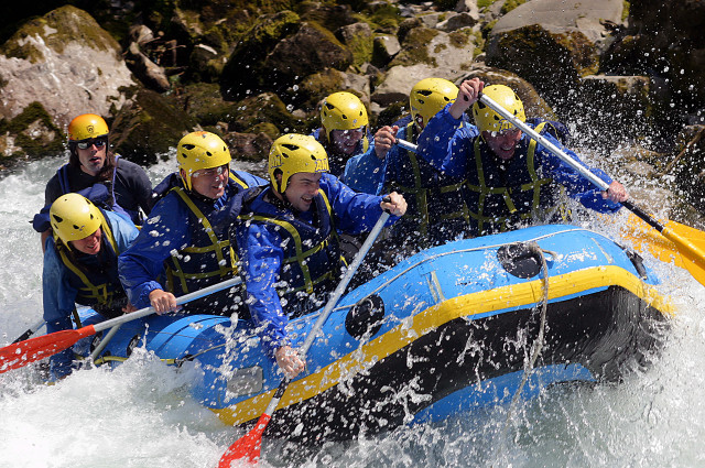 Raft adventure water sport group free wallpaper for desktop - medium preview image
