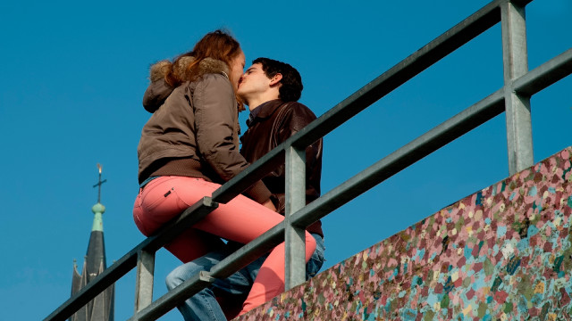 Man woman kissing railing berlin free wallpaper for desktop - medium preview image