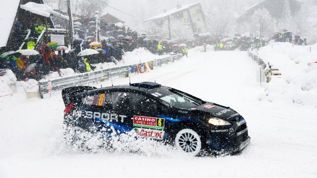 Car snow racecity crowd frostbite free wallpaper for desktop - medium preview image