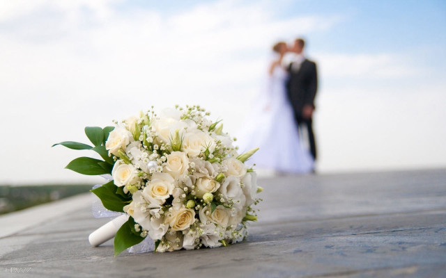 Bride groom roof bouquet flowers free wallpaper for desktop - medium preview image