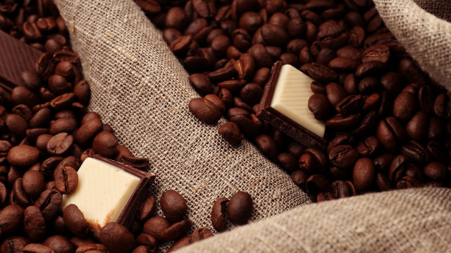 Coffee beans chocolate 3d render free wallpaper for desktop - medium preview image