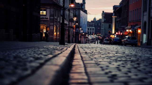 Cobblestone street night streetlight cityscape free wallpaper for desktop - medium preview image