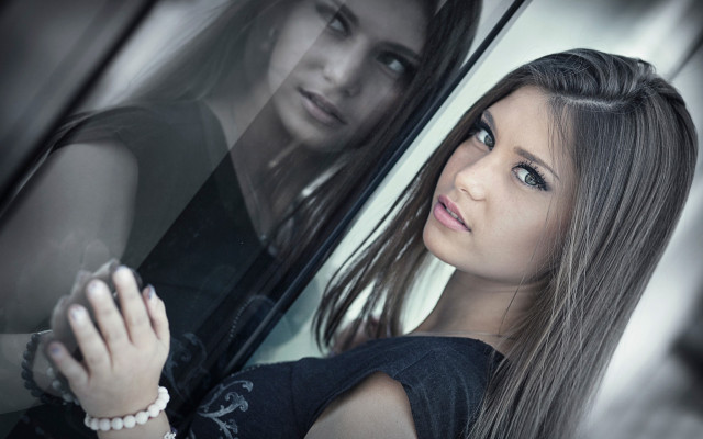 Woman leaning out car window free wallpaper for desktop - medium preview image