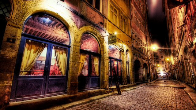 Cobblestone street arch window cityscape free wallpaper for desktop - medium preview image