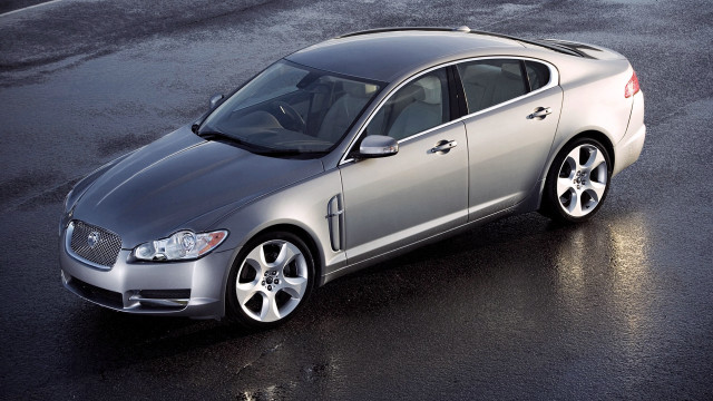 Silver car wet parking lot free wallpaper for desktop - medium preview image