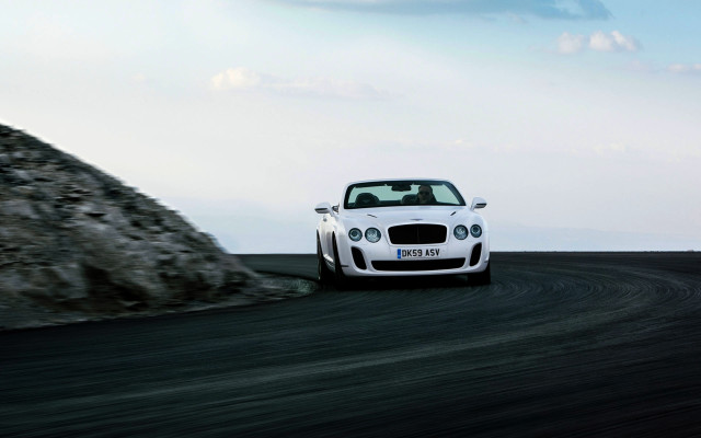 White car desert rocks motion free wallpaper for desktop - medium preview image
