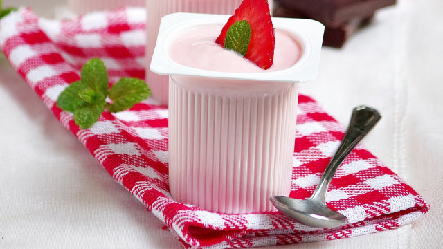 Strawberry pudding cup spoon checkered free wallpaper for desktop - medium preview image