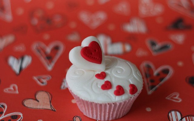 Cupcake heart red tablecloth hearts free wallpaper for desktop - medium preview image