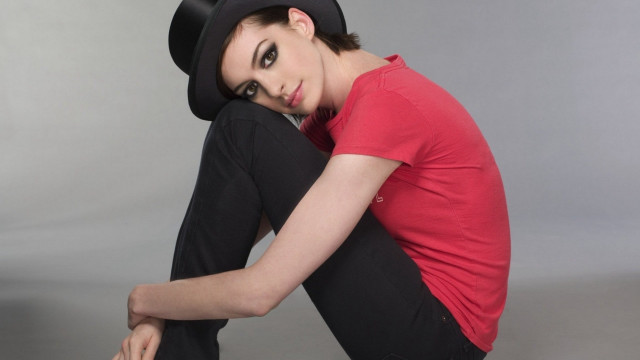 Woman blackhat redshirt pose portrait free wallpaper for desktop - medium preview image