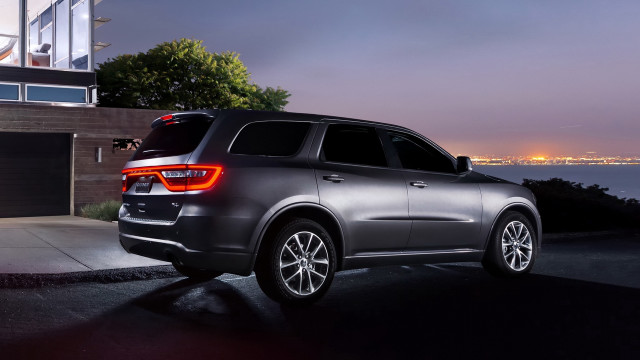 Silver suv ocean night city free wallpaper for desktop - medium preview image