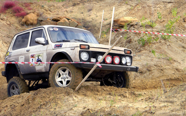 Jeep dirt hill flag front free wallpaper for desktop - medium preview image