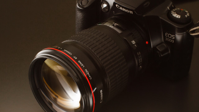 Camera lens flash macro photorealism free wallpaper for desktop - medium preview image