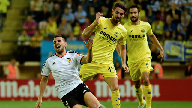 Soccer game crowd stadium blurry free wallpaper for desktop - medium preview image