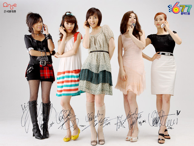 Women group posing cell phones free wallpaper for desktop - medium preview image