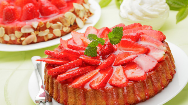 Cake strawberries plate fork knife free wallpaper for desktop - medium preview image