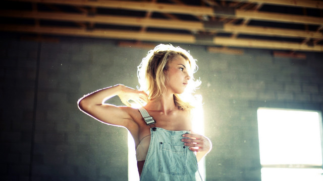 Woman blue dress water backlighting free wallpaper for desktop - medium preview image