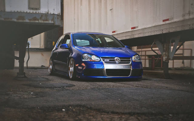 Blue car building container man free wallpaper for desktop - medium preview image