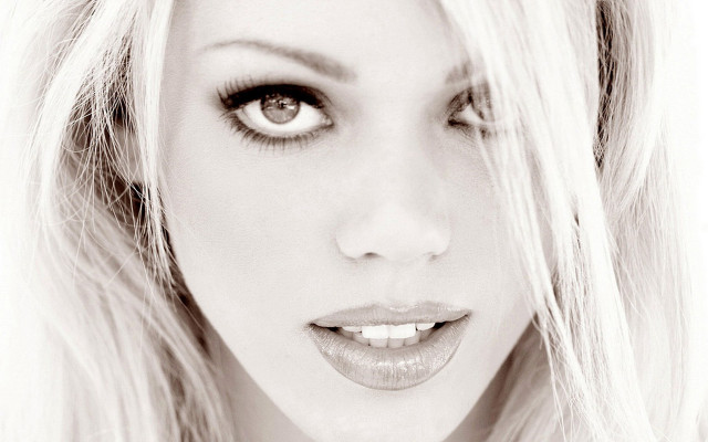 Blonde woman tie eye focus free wallpaper for desktop - medium preview image