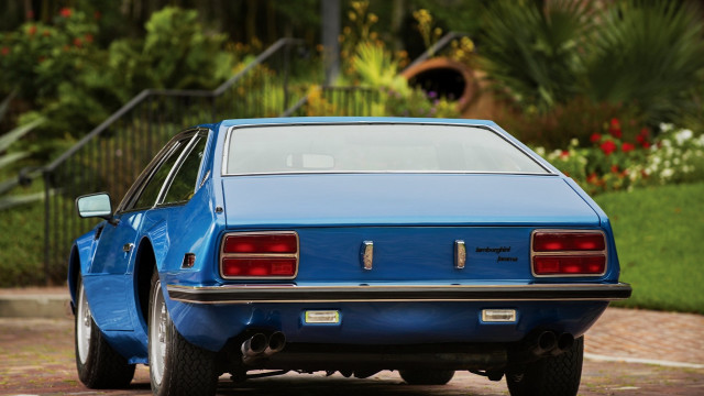Blue car driveway fence bushes free wallpaper for desktop - medium preview image
