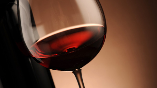 Red wine glass bottle still free wallpaper for desktop - medium preview image