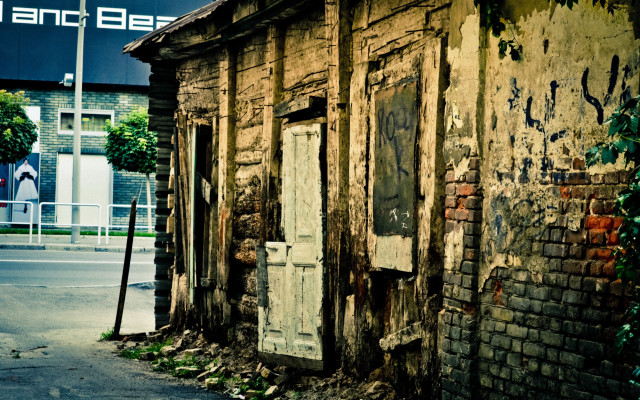 Run down building broken door free wallpaper for desktop - medium preview image