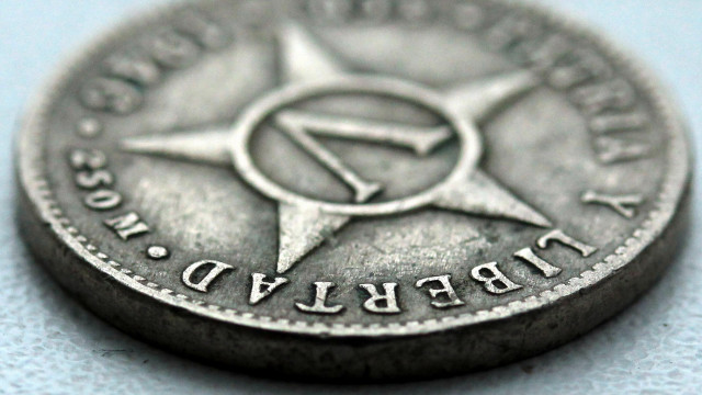 Silver coin star berlund typographic free wallpaper for desktop - medium preview image
