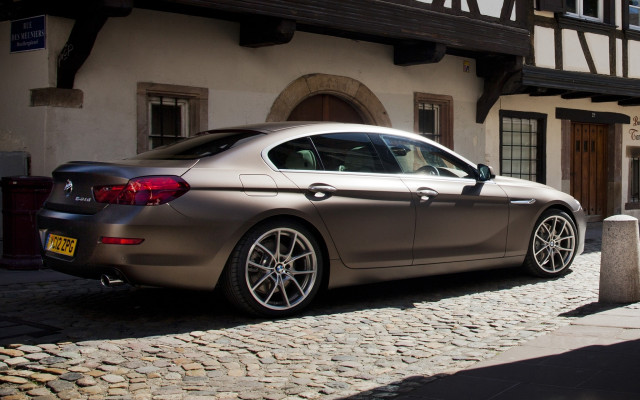 Silver car cobblestone street building free wallpaper for desktop - medium preview image