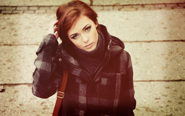 Woman holding hanbag beach fashion free wallpaper for desktop - medium preview image