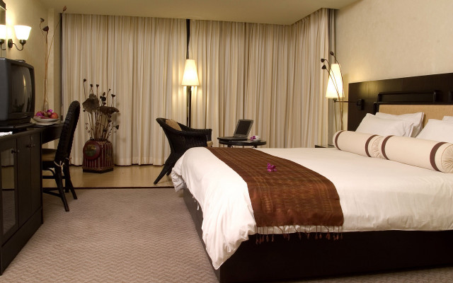 Hotel room bed desk chair free wallpaper for desktop - medium preview image