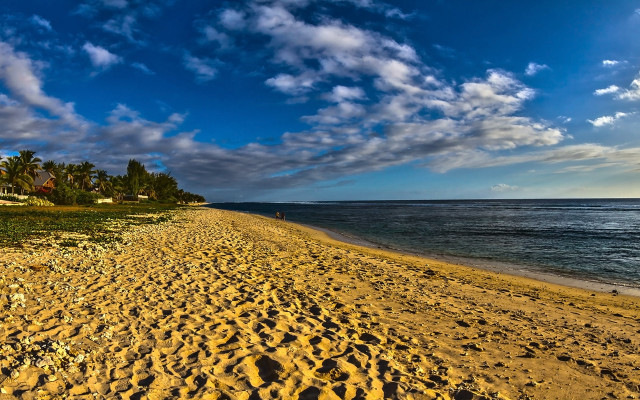Beach sky clouds people tilt free wallpaper for desktop - medium preview image