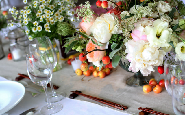 Flower table christmas stilllife blurry free wallpaper for desktop - medium preview image