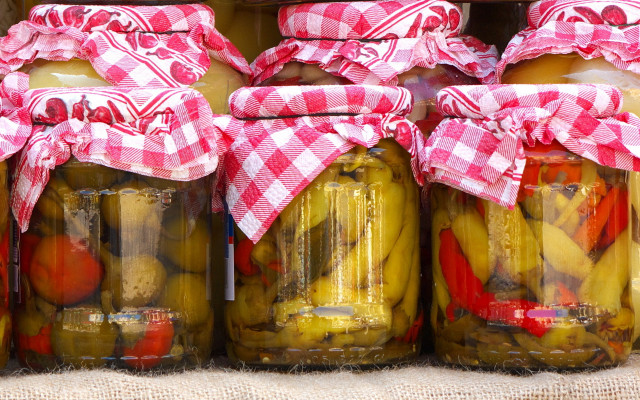 Pickles tomatoes market stall checkered free wallpaper for desktop - medium preview image